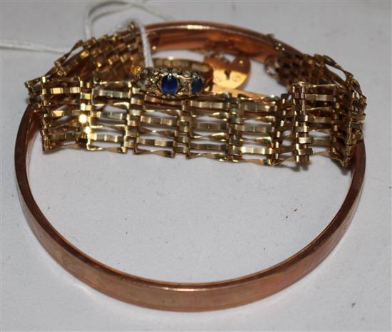 An 18ct gold ring, 9ct gold bangle, two 9ct gold brooches and a 9ct gold bracelet.